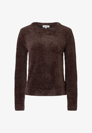 Pull en laine marron, duveteux, avec un col rond et des manches longues. Texture douce, sans motifs, et ourlet côtelé en bas.