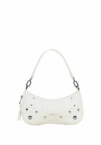 Weiße Handtasche mit geschwungener Form, strukturiertem Kunstleder, dekorativer Naht und metallischen Nieten. Verfügt über einen kurzen Schultergurt.