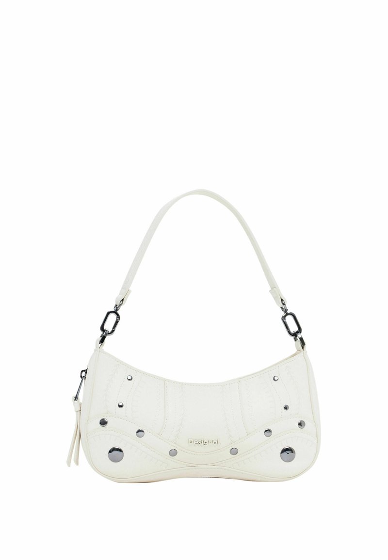 Weiße Handtasche mit geschwungener Form, strukturiertem Kunstleder, dekorativer Naht und metallischen Nieten. Verfügt über einen kurzen Schultergurt.
