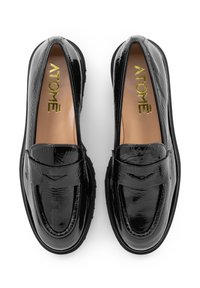 Mocassini in pelle verniciata nera con texture liscia, punta arrotondata, cuciture superiori e dettaglio logo dorato sulla soletta. Suola in gomma.