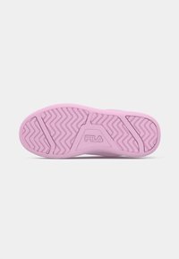 Rosa gummierte Schuhsohle mit strukturiertem Zickzackmuster, die ein zentrales Fila-Logo und erhabene Akzente für Grip und Haltbarkeit aufweist.