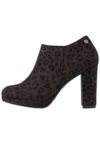 Černé surové kožené kotníkové boty s leopardím vzorem, kulatou špičkou a robustním vysokým podpatkem. Obsahují malý logo akcent na straně.