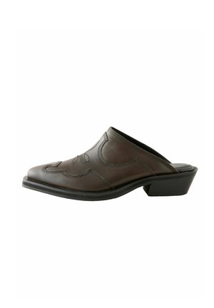 Brun lædermule med lav blokhæl og dekorative syninger, slip-on stil, set fra siden på hvid baggrund.