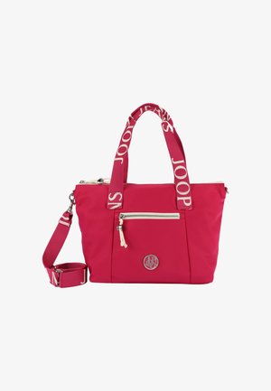 Sac fourre-tout rose en matériau souple, avec des poignées doubles, une bandoulière réglable, une poche zippée à l'avant et un accent logo rond en argent.