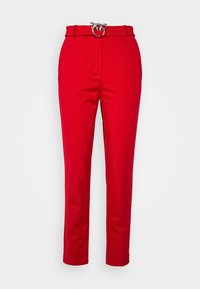 Pantalon rouge taille haute ajusté avec une ceinture assortie munie d'une boucle argentée en forme de deux oiseaux.