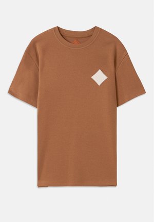 Bruine katoenen T-shirt met korte mouwen, een ronde halslijn en een wit diamantlogo op de linkerborst.