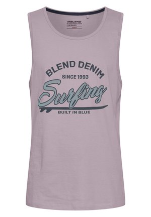 Lawendowy bezrękawnik z nadrukiem "BLEND DENIM Since 1993 Surfing Built in Blue" w niebieskiej i granatowej czcionce na przodzie.