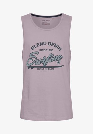 Lawendowy bezrękawnik z nadrukiem "BLEND DENIM Since 1993 Surfing Built in Blue" w niebieskiej i granatowej czcionce na przodzie.