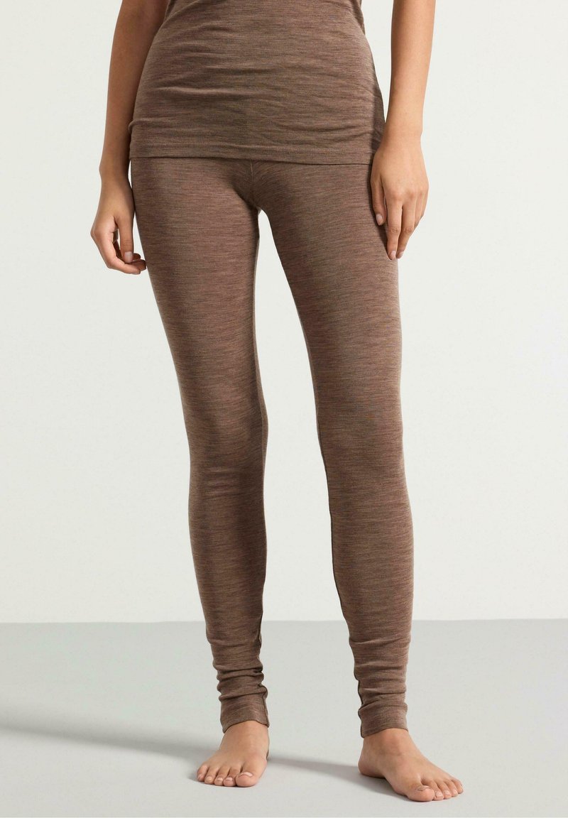 Brune leggings laget av teksturert stoff, med en tettsittende design og en enkel midjebånd, med en glatt overflate og uten synlige mønstre.