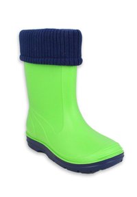 Groene rubberen regenlaars met een geribde marineblauwe fleece rand, met een gebogen ontwerp en een donkere zool voor grip.