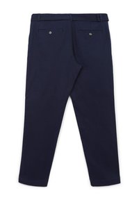 Pantaloni blu navy con due tasche posteriori con bottone e passanti per cintura, mostrati da dietro su uno sfondo bianco.