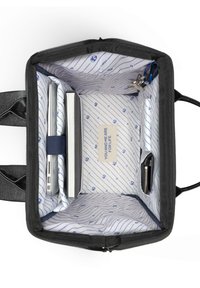 Zwarte laptoptas met een interieur met blauw en wit gestreepte voering. Beschikt over gewatteerde compartimenten voor een laptop, notitieboeken en een klein vak voor accessoires.