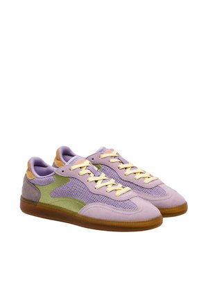 Par af lavendel- og grønne sneakers med beige snørebånd og brune gummisåler på hvid baggrund.