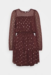 Burgundy klänning av genomskinligt tyg med gyllene prickmönster, långa ärmar, en rynkad bodice och en midjeband, med en flerlagerskjol.