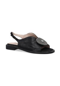 Schwarze Slingback-Sandale mit einer strukturierten Lederoberfläche, kreisförmigem Akzentdetail, offener Zehenpartie und niedrigem Blockabsatz mit dekorativer Bogennaht.