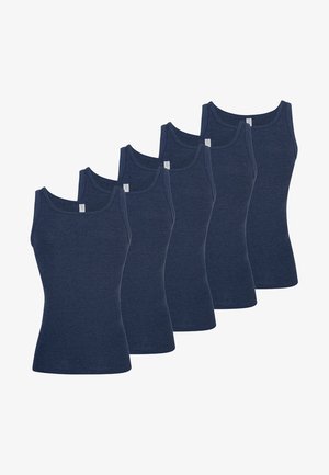 Zes marineblauwe geribde tanktops in een geschrankte, overlappende rij op een witte achtergrond.