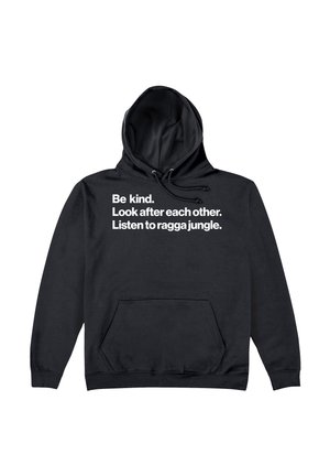 Schwarzer Hoodie mit Kordeln, Fronttasche und weißem Text, der sagt: "Sei freundlich. Kümmer dich umeinander. Höre Ragga Jungle." Weiche Textur.