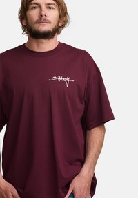 Marošové bavlněné tričko s krátkým rukávem, se bílým logem "Billabong" na hrudi a volným střihem. Texturovaný, ležérní design.