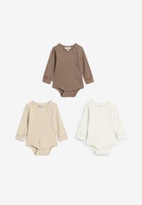 Tre body a maniche lunghe per neonati in marrone, beige chiaro e bianco. Realizzati in morbido cotone a coste con chiusura a scatto sul fondo e collo rotondo.