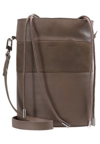 Borsa a tracolla in pelle marrone con pannello testurizzato, tracolla regolabile e dettagli in metallo argentato. Forma rettangolare con design minimalista.