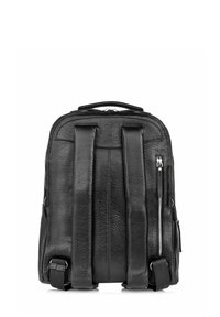 Czarny skórzany plecak o strukturalnej konstrukcji, z trzema regulowanymi paskami, uchwytem u góry i boczną kieszenią na zamek. Teksturowana powierzchnia.