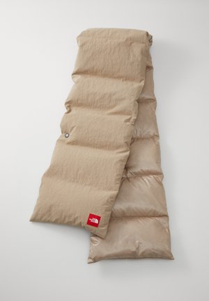 Cachecol acolchoado bege com um exterior texturizado, composto por seções acolchoadas e apresenta uma etiqueta de logo vermelha na borda inferior.