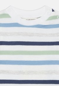 Camicia a maniche corte a righe con strisce verdi, blu, navy e bianche. Materiale in cotone morbido con chiusure a pressione sulla spalla.