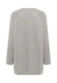 Top gri cu mâneci lungi, dintr-un material neted, cu mâneci raglan, croială lejeră și un design simplu. Fără modele vizibile sau accesorii.