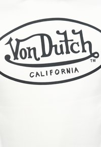 Logo Von Dutch avec texte stylisé à l'intérieur d'un contour ovale, présentant "Von Dutch" au-dessus de "California" sur un fond blanc.