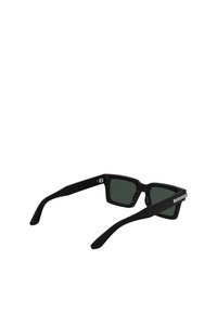 Czarne okulary przeciwsłoneczne z kwadratowymi soczewkami, plastikowa oprawka i płaskie zauszniki. Charakteryzują się srebrnymi metalowymi akcentami na zausznikach, matowe wykończenie. Zielone soczewki.