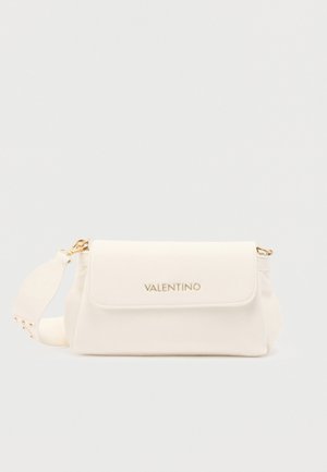 Bela ramenska torba z zaponko na preklop, z zlatim logotipom Valentino spredaj in širokim trakom z zlatimi kovinskimi detajli na enobarvnem ozadju.