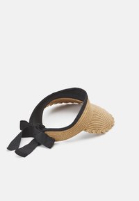 Visera de paja trenzada en color marrón con una banda de tela negra y un lazo. Presenta un borde en forma de concha a lo largo del ala, proporcionando protección solar.