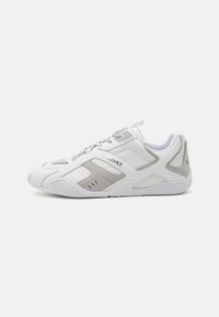 Unselected, white/concrete