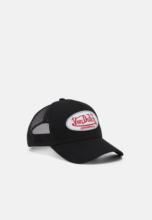 Czarna siateczkowa czapka z daszkiem w stylu trucker z zakrzywionym rondem oraz białą owalną naszywką z czerwonym logo "Von Dutch Originals" na przednim panelu.