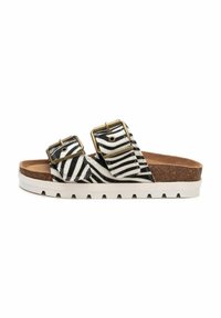 Sandalias deslizantes con rayas de cebra en blanco y negro, con dos hebillas ajustables en tono dorado, plantilla de corcho y suela de goma blanca.