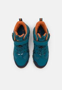 Teal wandel schoenen met oranje voering, bovenwerk van stof, versterkte neus, verstelbare band en textuur rubberen buitenzool. Maat 34.