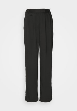 Pantaloni neri a vita alta, a gamba larga, con una texture liscia, caratterizzati da pieghe, due tasche laterali e un design semplice della vita.