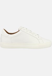 Sneaker bassa bianca in pelle con lacci bianchi e suola in gomma, mostrata in profilo destro su uno sfondo chiaro.