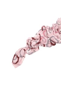 Sciarpa morbida e leggera di colore rosa con motivi astratti floreali in grigio e bordeaux. Presenta bordi sfrangiati e una forma attorcigliata.