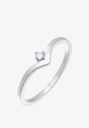 Zilveren ring met een golvende bandontwerp, voorzien van een enkele ronde heldere edelsteen gezet in een zes-puntige zetting. Gegraveerd met "925" voor zuiverheid.