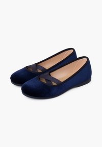 Tyrkysově modré sametové baletky s křížovými popruhy, kulatou špičkou a černým okrajem; hladký povrch a lehká, plochá gumová podrážka.