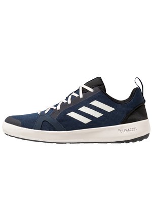 Granatowo-czarne buty sportowe z białymi paskami, białymi sznurowadłami, lekką podeszwą i logo Climacool po boku.