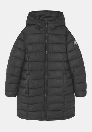 Abrigo acolchado negro con capucha, con textura acolchada, cierre frontal y bolsillos laterales. Detalle del logo en la manga.