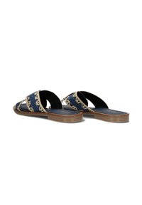 Slide-sandalen met een donkerblauwe bovenkant van stof en een geweven crèmekleurig patroon. Platte rubberen zool, open achterkant ontwerp en gestikte details.
