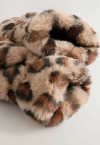 Faux-Fur-Schal mit Leopardenmuster. Weiche, plüschige Textur in den Farben Beige, Braun und Schwarz in runder Form.