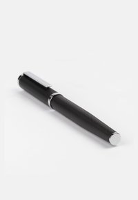 Bolígrafo negro con un patrón de espiga texturizado, clip y acentos plateados, forma cilíndrica alargada y tapa redondeada.