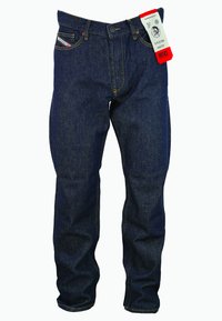 Jean en denim bleu foncé avec une coupe droite, surpiqûres apparentes, cinq poches, et une étiquette "DIESEL" attachée.