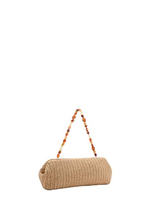 Pochette beige intrecciata con forma cilindrica e tracolla fatta di perline color ambra.