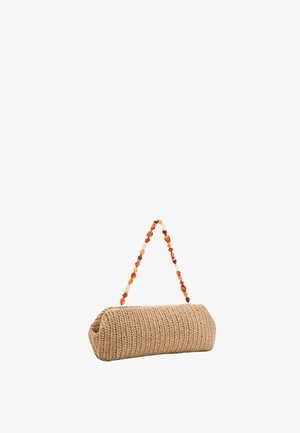 Pochette beige intrecciata con forma cilindrica e tracolla fatta di perline color ambra.