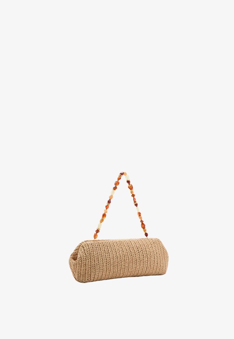 Pochette tissée beige avec une forme cylindrique et une bandoulière en perles de couleur ambre.
